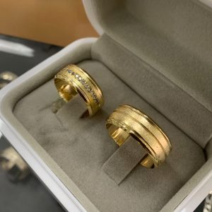 Aliança de Ouro 18K | Modelo Anatômico com 2 Frisos Diamantados | Feminina com 15 Pedras de Zircônia (Meia Volta) | 12g o Par | Casamento e Noivado