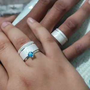Alianças de Namoro Prata 950 10mm – Modelo Luci com Anel Solitário Azul Incluso