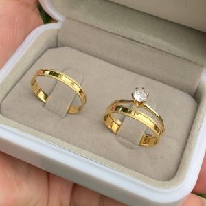 Aliança de Ouro 18K | Modelo Semi-Anatômico Todo Diamantado com Friso Central Largo 3mm | 3g o Par | Anel Solitário Incluso | Casamento e Noivado