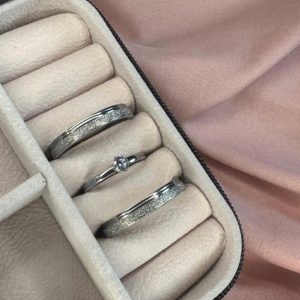 Par de Alianças Prata em Aço Cirúrgico 4mm | Lateral Diamantada Semi Anatômica | Acabamento Liso