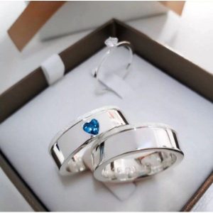 Alianças de Namoro em Prata 950 8mm | Modelo Girl D | 1 Friso Lateral Diamantado | Feminina com Pedra de Zircônia Azul em Formato de Coração
