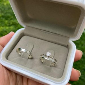Alianças de Namoro em Prata 950 3mm | Modelo Akira II | Semi Anatômicas | Feminina com 15 Pedras de Zircônia Laterais | Anel Solitário Incluso