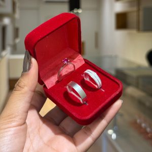 Alianças de Namoro em Prata 950 | Modelo Dyor | 5mm Anatômica com 2 Frisos Laterais e Lateral Baixa | Anel Solitário rosa Incluso