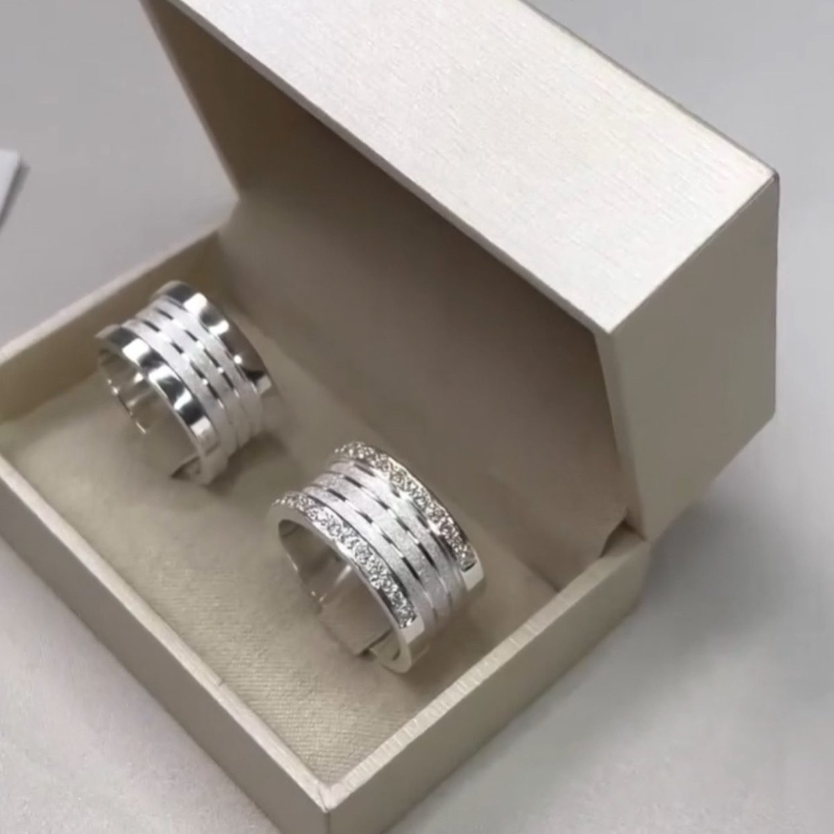 Alianças de Namoro Prata 950 10mm – Estilo Bulgari com 3 Frisos Diamantados e Zircônia - Image 3