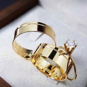 Alianças de Casamento 8mm | Modelo Bella | Friso Lateral | Moeda Antiga Banhada a Ouro 18K | Anel Solitário Opcional