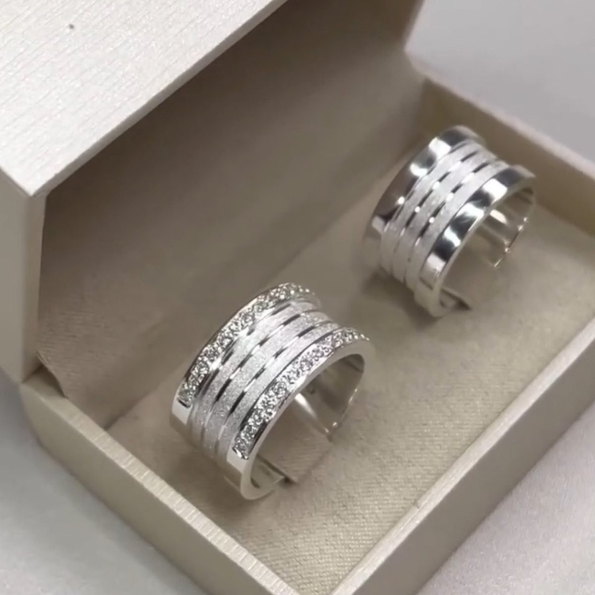 Alianças de Namoro Prata 950 10mm – Estilo Bulgari com 3 Frisos Diamantados e Zircônia - Image 2