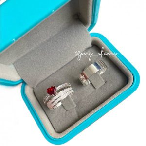 Alianças de Namoro em Prata 950 | Modelo Tauana | Feminina 5mm Diamantada com 2 Frisos Laterais | Masculina 6mm Lisa Polida | Anel Solitário Incluso