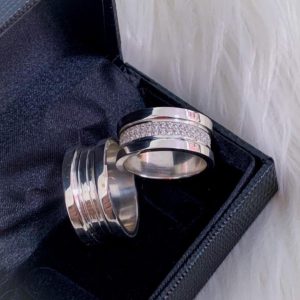 Alianças de Namoro em Prata 950 10mm | Estilo Bulgari | Modelo Polido Liso | Semi Anatômicas | Feminina com 30 Pedras de Zircônia Branca em Duas Fileiras
