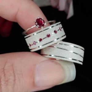 Alianças de Namoro em Prata 950 8mm | Diamantado com Frisos | Feminina com Pedras de Zircônia Vinho | Modelo Anatômico