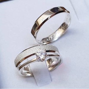 Alianças de Namoro em Prata 950 | Modelo Milly | 4mm Chanfrado | Semi Anatômico | Feminino Diamantado | Masculino Liso
