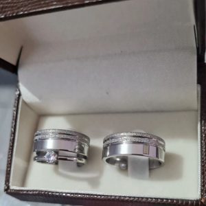 Alianças de Namoro em Aço Cirúrgico 8mm | Par de Alianças Diamantadas Modelo Jany