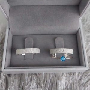 Alianças de Namoro em Prata 950 4mm | Modelo Liza | Diamantado Reto Semi Anatômico | Anel Solitário Incluso com Pedra Azul