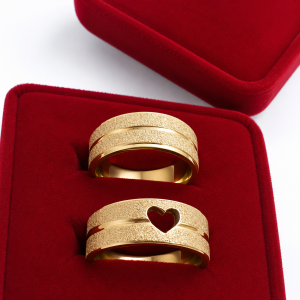 Alianças de Casamento 8mm Banhado a Ouro 18K – Feminina Diamantada e Masculina com Friso Central