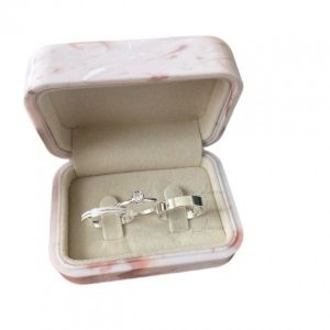 Alianças de Namoro em Prata 950 | Modelo Lauren | Feminina 3mm Diamantada | Masculina 4mm Lisa | Anel Solitário Incluso