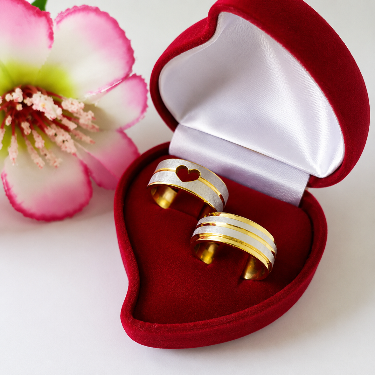 Alianças de Casamento 8mm Banhado a Ouro 18K – Fosco Bicolor com Detalhes em Prata - Image 2