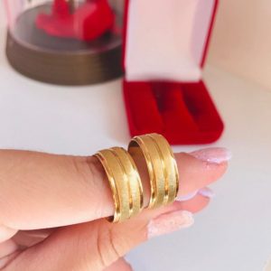 Alianças De Aço Cirúrgico Banhado A Ouro 18k – 8mm Fosco Com Friso