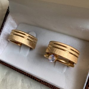 Alianças de Casamento | Par de Alianças Foscas 8mm em Aço Cirúrgico Banhado a Ouro 18K com 2 Frisos Laterais