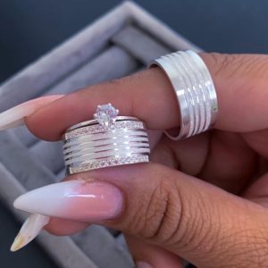 Alianças de Namoro em Prata 950 10mm | Reta Semi Anatômica | 4 Frisos Diamantados | Feminina com 30 Pedras de Zircônia