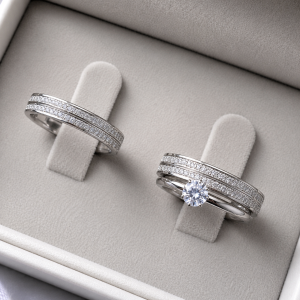 Alianças de Compromisso em Aço Cirúrgico | Par de Alianças Prata 4mm | Finas Diamantadas com Dois Frisos e Lateral Baixa