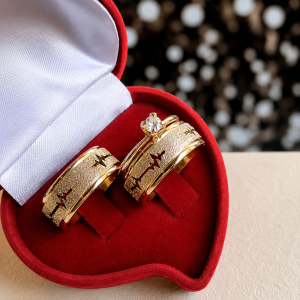 Alianças de Casamento 8mm Banhado a Ouro 18K – Diamantado com Batimentos Finos
