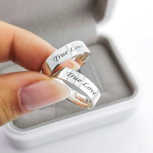 Alianças de Namoro 5mm em Prata 950 | Modelo Semi Anatômico Liso | Personalização “True Love”
