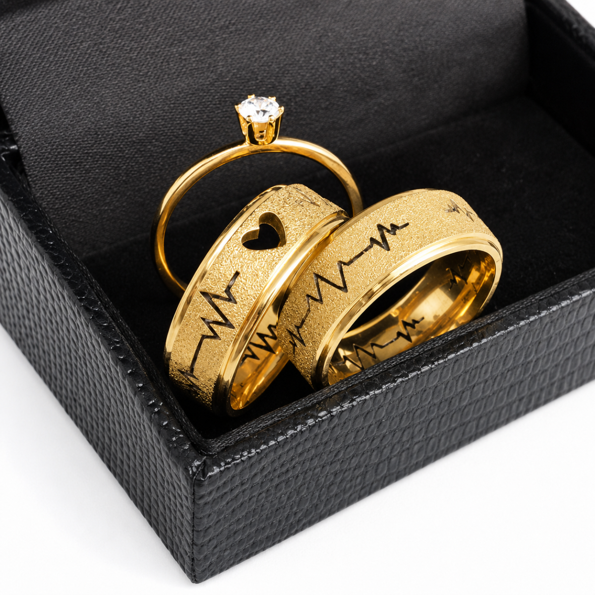 Alianças de Casamento 8mm Banhado a Ouro 18K – Coração Vazado com Batimentos - Image 2