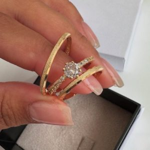 Alianças Finas de Casamento 2mm | Modelo Diamantado com Acabamento Chanfrado | Moeda Antiga Banhada a Ouro 18K | Anel Solitário Incluso
