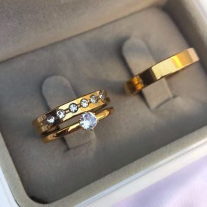Par De Alianças Aço Cirúrgico Banhado A Ouro 18k 4mm – 5 pedras