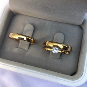 Par de Alianças de Casamento 4mm em Aço Banhado a Ouro 18K – Liso Anatômico