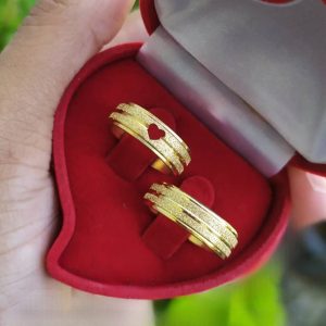 Par De Alianças Aço Cirúrgico Banhado A Ouro 18k – 6mm- Diamantado Feminino Com Coração