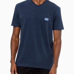 Camiseta Masculina Gola v Básica Logo No Peito Calvin Klein Jeans – Azul Marinho Camiseta Masculina Gola v Básica Logo No Peito Calvin Klein Jeans Azul Marinho