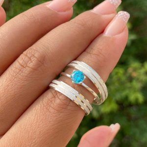 Alianças de Namoro em Prata 950 | Modelo Fiuza | 5mm com 2 Frisos Diamantados | Semi Anatômico | Anel Solitário Incluso
