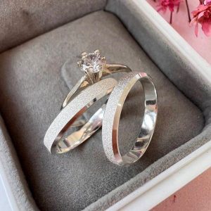 Alianças de Namoro em Prata 950 | Modelo Diamantado Chanfrado | 4mm | Semi Anatômico | Anel Solitário Incluso