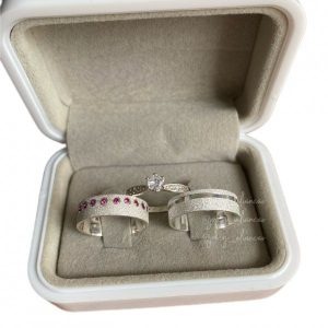 Alianças de Namoro em Prata 950 6mm | Modelo Hallie | Diamantado | Semi Anatômicas | Feminina com 15 Pedras de Zircônia Rosa