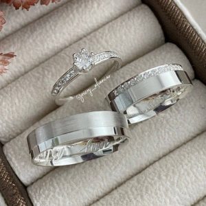 Alianças de Namoro em Prata 950 | Modelo Kemelly 6mm | Semi Anatômica | Feminina com 15 Pedras de Zircônia Laterais (Meia Volta) | Masculina Lisa com 1 Friso Lateral Fosco
