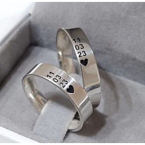 Alianças de Namoro em Prata 950 5mm | Reto Semi Anatômico | Personalizado com Data + Coração | Gravação a Laser
