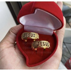 Par De Alianças Aço Cirúrgico Banhado A Ouro 18k – 8mm- Diamantado JESUS.