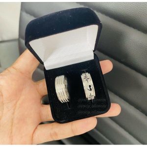 Par de Alianças Prata Em Aço Cirúrgico 8mm Diamantado – Feminino Com Coração E Frisos