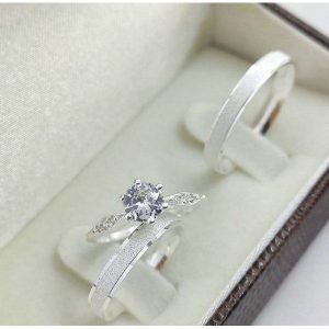 Alianças de Namoro em Prata 950 | Modelo Melissa | 3mm Diamantado com Friso Central e Lateral Baixa | Reta Semi Anatômica
